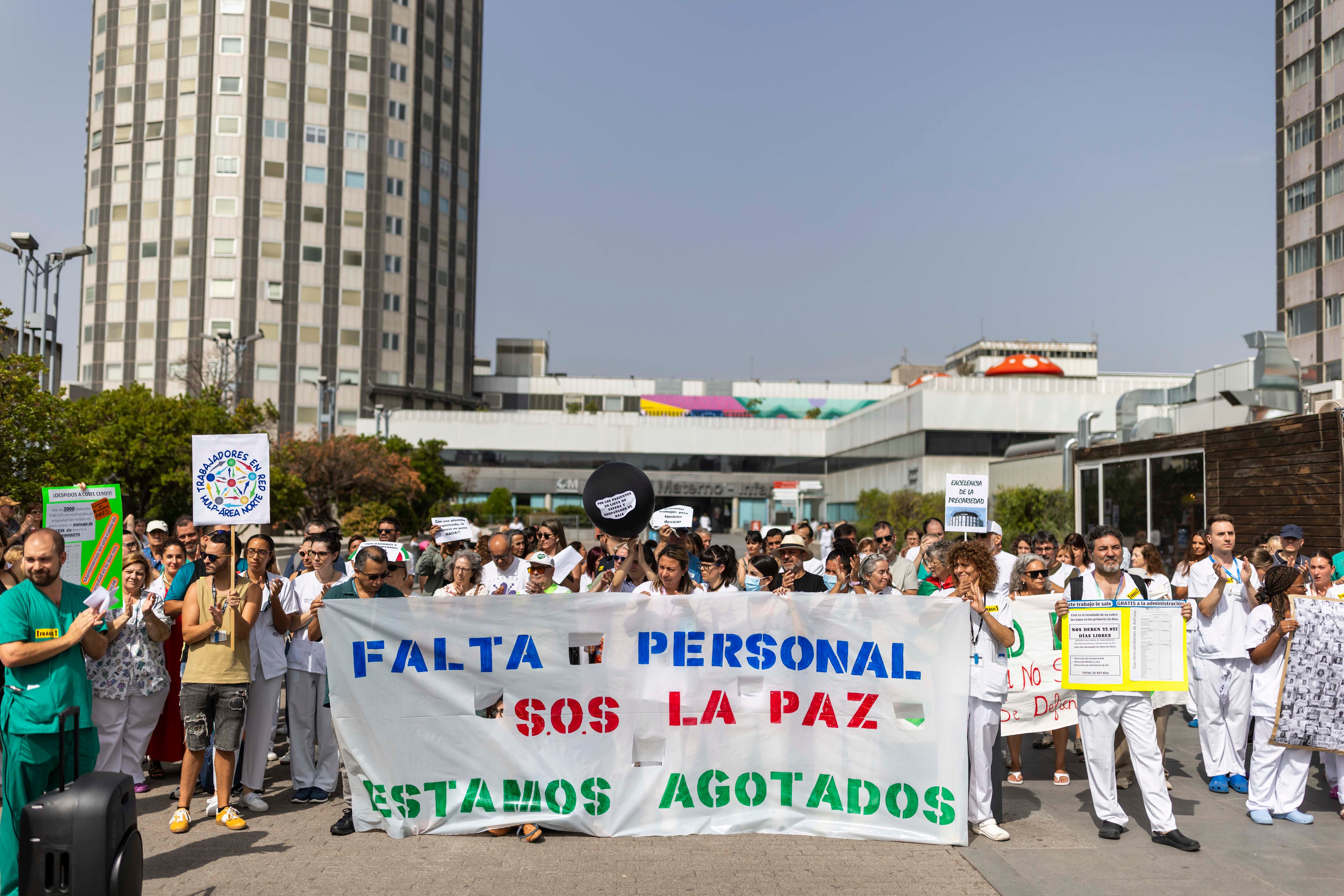 Concentración de los trabajadores del Hospital Universitario de La Paz, este martes.