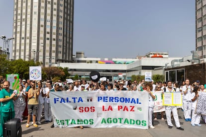 Concentración de los trabajadores del Hospital Universitario de La Paz, este martes.