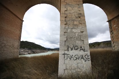 El Ministerio de Agricultura ha autorizado una cesión de 60 hectómetros cúbicos de agua desde la cuenca del Tajo a la del Segura. En la imagen, pintadas en un puente del embalse de Entrepeñas.