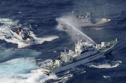 Una patrullera costera de japón repele con cañones de agua a los pesqueros taiwaneses que se han adentrado este martes en aguas de las islas Senkaku.