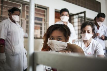 Say Seang Mey, de 20 a&ntilde;os, acudi&oacute; al hospital porque durante el &uacute;ltimo a&ntilde;o ten&iacute;a dos de los s&iacute;ntomas m&aacute;s claros de la tuberculosis: fiebre alta y tos. Las radiograf&iacute;as mostraban una gran cantidad de l&iacute;quido en sus pulmones. En la imagen, un equipo m&eacute;dico se dispone a realizar una punci&oacute;n y extraer todo ese fluido para que Mey pueda respirar normalmente. Una muestra se enviar&aacute; al laboratorio para ser examinada y confirmar si la mujer est&aacute; o no infectada.