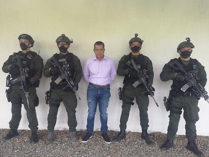 Agentes de la policía colombiana custodian a Jairo Leal Aroca, tras su detención esta semana.