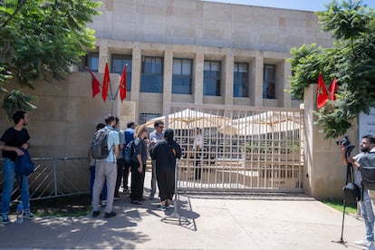 El acceso al tribunal de Rabat que juzga a la activista Ibtissam 'Betty' Lachgar, este miércoles.