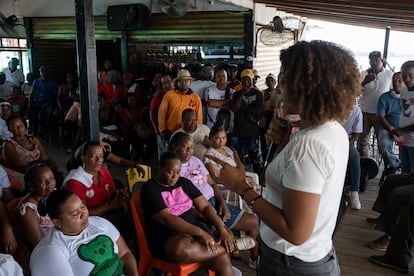 Nubia Carolina Córdoba, habla con pobladores del municipio de Riosucio, el 27 de noviembre de 2023.