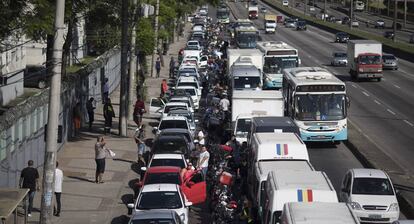 Vehículos esperan en el exterior de una gasolinera en Río de Janeiro.