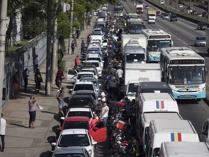 Vehículos esperan en el exterior de una gasolinera en Río de Janeiro.