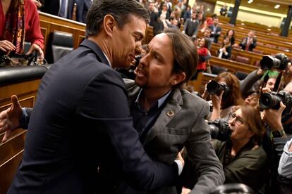 Pedro Sánchez (l) embraces Unidas Podemos leader Pablo Iglesias, who will be a deputy prime minister in the new administration. This will be the first time in Spain’s modern democratic history that the country is led by a coalition government.