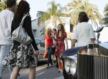 Paseantes en Puerto Banús, por donde siguen circulando los Rolls-Royce.