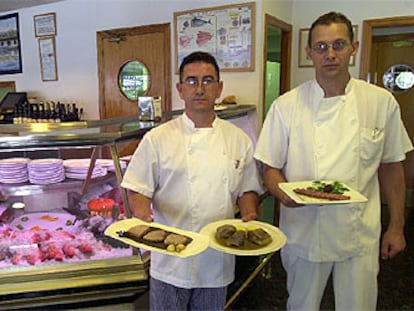 José Manuel Núñez (izquierda) y Juan Tabares, responsables de la cocina de El Campero, en Barbate (Cádiz).