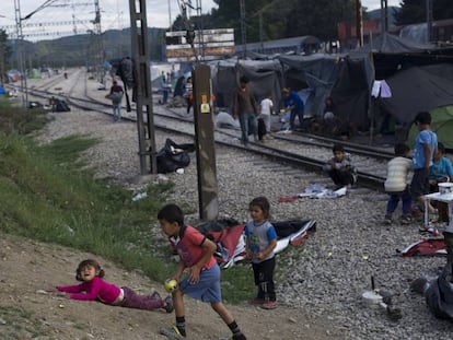 Un grupo de niños refugiados juega el pasado domingo en Idomeni (Grecia).