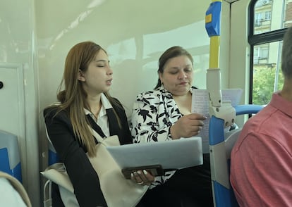 Andrea Torres y María Rosa López repasan sus apuntes en el autobús, camino de su prueba final.