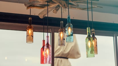 Dale una nueva vida a tus botellas y conviértelas en lámparas. GETTY IMAGES.