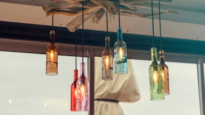 Dale una nueva vida a tus botellas y conviértelas en lámparas. GETTY IMAGES.