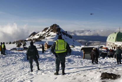 Agentes de la Guardia Civil trabajaban ayer en el dispositivo de búsqueda del montañero desaparecido tras un alud en Sierra Nevada.