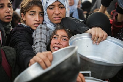 Una ni?a llora mientras espera a recibir comida de ayuda humanitaria en Jan Yunis, en el sur de la Franja, este viernes.  