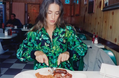 Alexia Putellas frente a un 'English breakfast' vestida de Gucci.Antonio Mingot