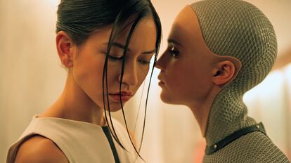 Alicia Vikander y Sonoya Mizuna en un fotograma de 'Ex machina'.