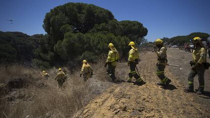 Un retén del infoca accede a una zona de fuego en Doñana.