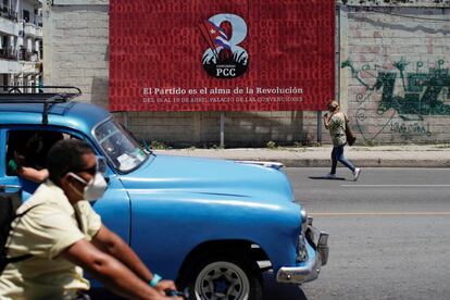 El VIII Congreso del Partido Comunista Cubano,que comenzó este viernes en La Habana, se realiza en un momento clave. La isla afronta una de las peores crisis de su historia y Raúl Castro anunció su retiro. En foto, la gente pasa junto a un cartel publicitario del VIII Congreso del Partido Comunista de Cuba.