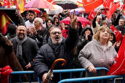 Militantes gritan consignas en apoyo al secretario general del PSOE frente a la sede del partido en la calle de Ferraz.