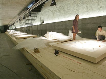 Montaje, ayer, de la exposición <i>La mesa blanca</i>, que inaugura un nuevo espacio en las Arquerías de los Nuevos Ministerios, de Madrid.