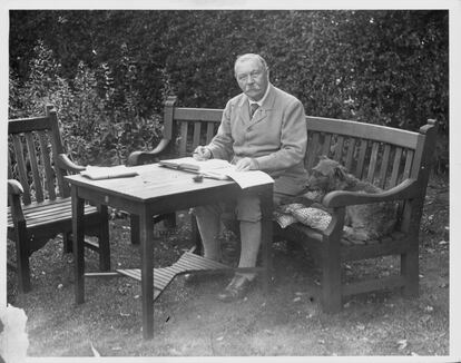 Arthur Conan Doyle en el jardín de su casa en Bignell Wood en 1927.