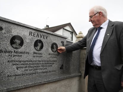 Eugene Reavey muestra una placa que recuerda a sus tres hermanos, muertos por disparos de paramilitares unionistas en 1976. 