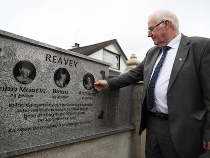 Eugene Reavey muestra una placa que recuerda a sus tres hermanos, muertos por disparos de paramilitares unionistas en 1976. 