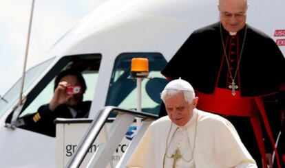 El piloto fotografía al Papa mientras desciende del avión Airbus 320 que le ha llevado de Roma a Lisboa.