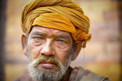 Un miembro de una casta inferior en Baktapur. Tenían muy poco, pero ahora lo han perdido todo; hasta la esperanza.