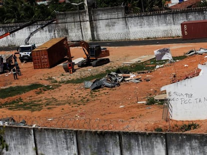 Os containers sendo instalados neste sábado em Alcaçuz.