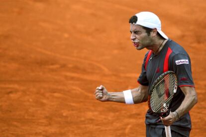 Montañés celebra su victoria ante Federer.