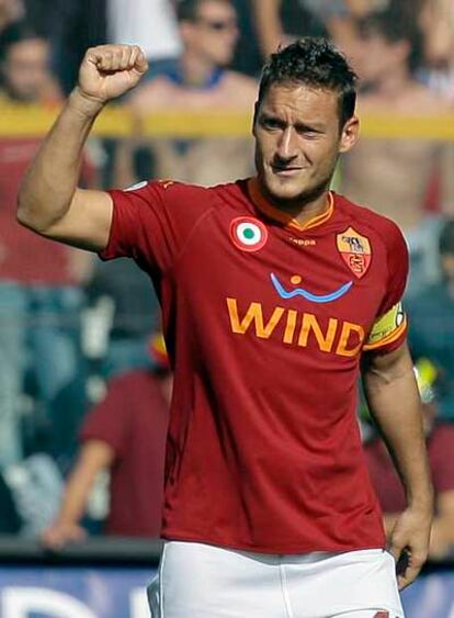 Totti celebra un gol con el Roma.