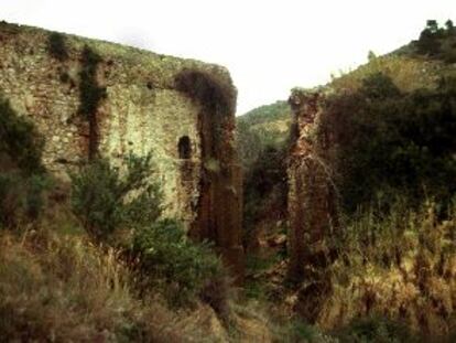 Una perspectiva del aspecto del puente romano de la Peña Cortada tras el derrumbe de la bóveda.