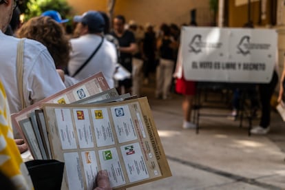 Ciudadanos votan en una casilla electoral de la colonia Juárez en Ciudad de México.