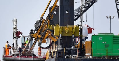 Trabajos en la localización de una planta flotante de regasificación en Wilhelmshaven, Alemania.