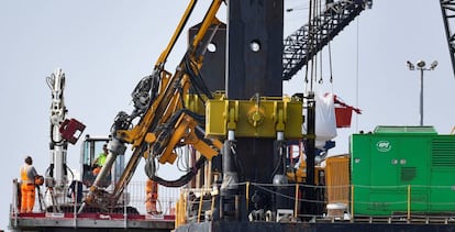 Trabajos en la localización de una planta flotante de regasificación en Wilhelmshaven, Alemania. 