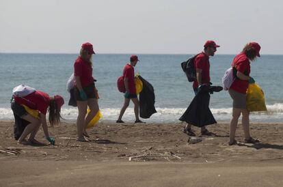 Recogida de residuos por voluntarios en una playa del delta del Ebro (Tarragona), dentro del proyecto Mares Circulares de Coca-Cola España.