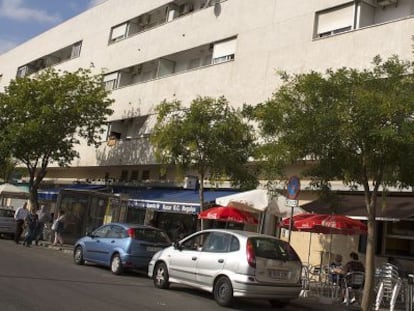 Coches aparcados en una calle de Sevilla.