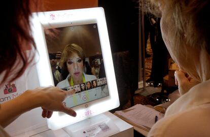 Una visitante prueba el espejo de maquillaje YouCam, que permite ver cómo quedará un determinado estilismo en la piel antes de aplicarlo.