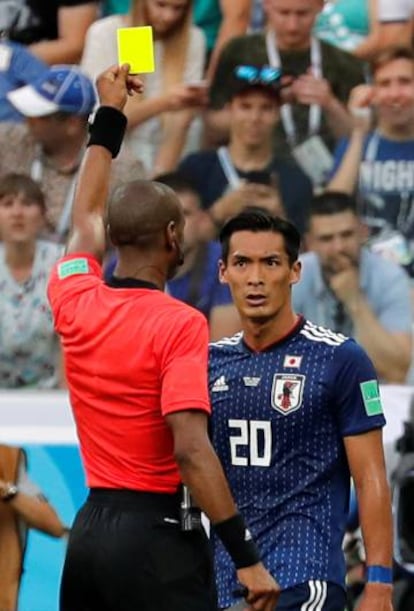 Tarjeta amarilla a Makino, futbolista de Japón, en el partido contra Senegal.