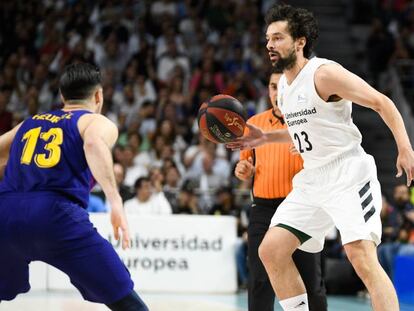 Llull ante Heurtel durante el segundo partido de la serie.