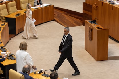 El candidato de Vox a la presidencia de la Junta de Extremadura, Ángel Pelayo, y la presidenta del PP de Extremadura, María Guardiola, este martes en la Asamblea.