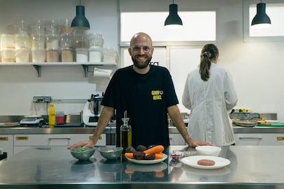 Marc Coloma, cofundador y CEO de Heura posa en una de las cocinas de la empresa, en Barcelona. 