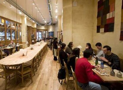 Interior del restaurante Le Pain Quotidien, situado en la céntrica y moderna calle de Fuencarral de Madrid.