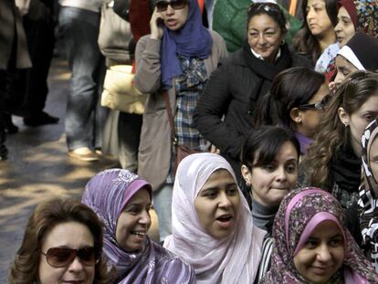 Cientos de mujeres aguardan para votar en el exterior de un colegio electoral en El Cairo.