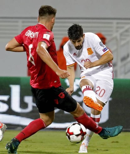 El delantero de España Manuel Agudo 'Nolito' chuta a puerta para conseguir el segundo gol frente a Albania.