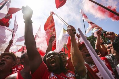 Simpatizantes do PT em uma passeata em defesa da Petrobras, no Rio nesta segunda.