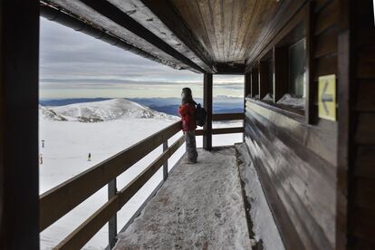 Una esquiadora contempla el paisaje desde el refeugio de Niu de l'Àliga en la montaña de La Tosa a 2.537m (La Molina).