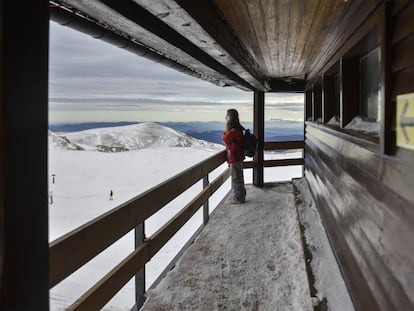 Una esquiadora contempla el paisaje desde el refeugio de Niu de l'Àliga en la montaña de La Tosa a 2.537m (La Molina).